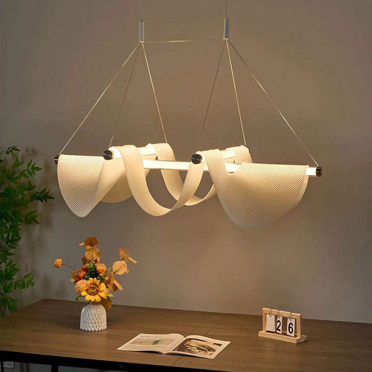 מנורת תלייה לחדר אוכל מבד דרייפ של Moooi | Lersk