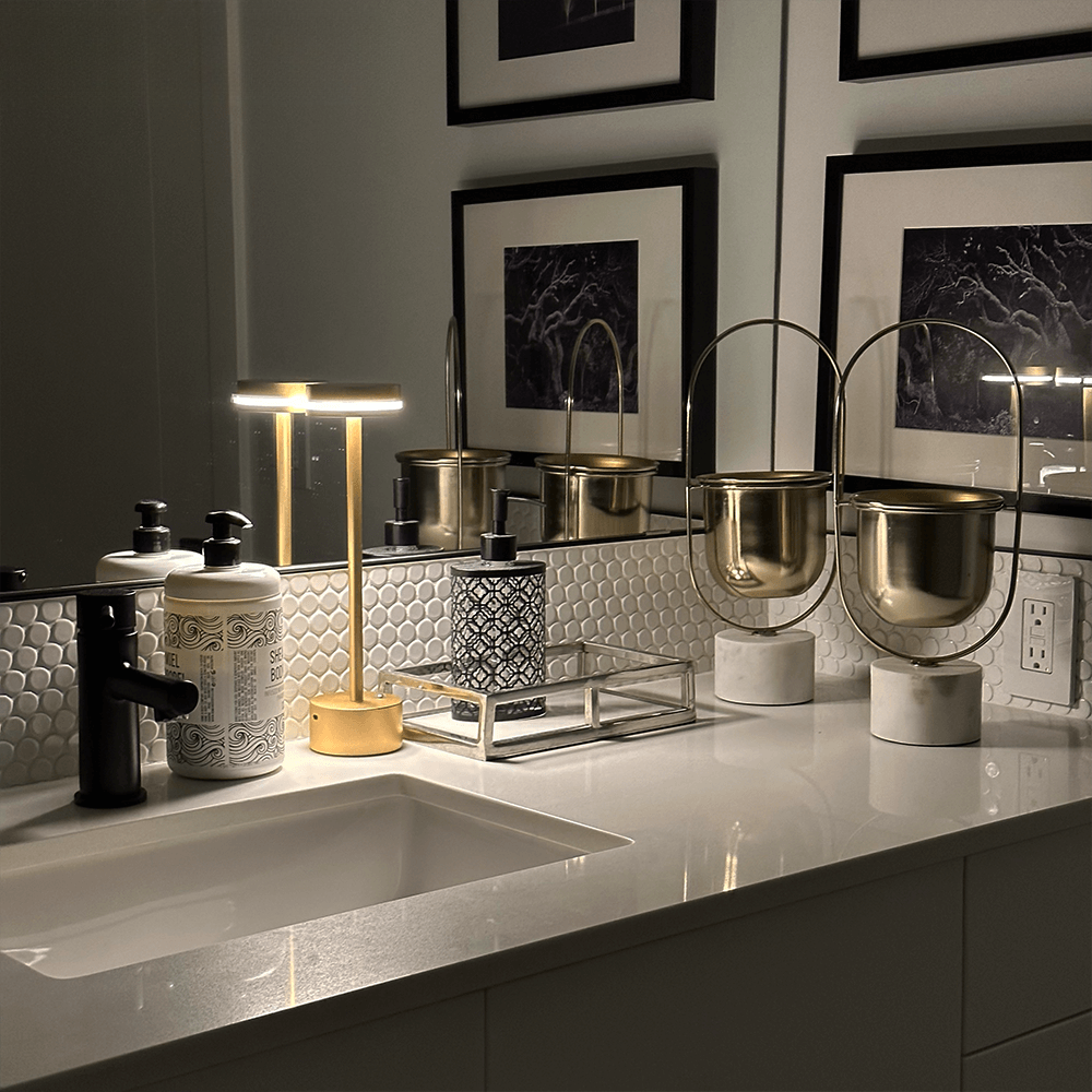 LumaNova Gold LED stolní lampa do obývacího pokoje a ložnice s měkkým teplým světlem | Lersk
