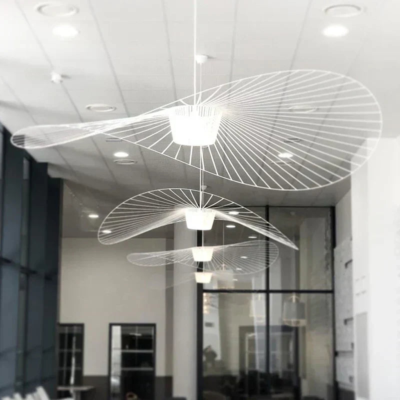 Lampa wisząca ShadowSleek w czarnym kolorze do nowoczesnych salonów z ponadczasowym designem | Lersk