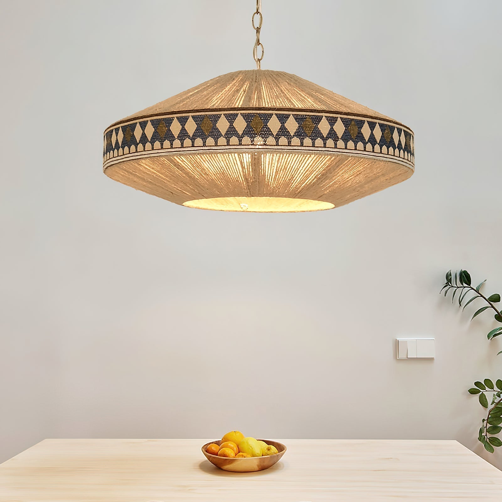 Závěsná lampa Astraea Boho s třásněmi a geometrickým vzorem | Lersk