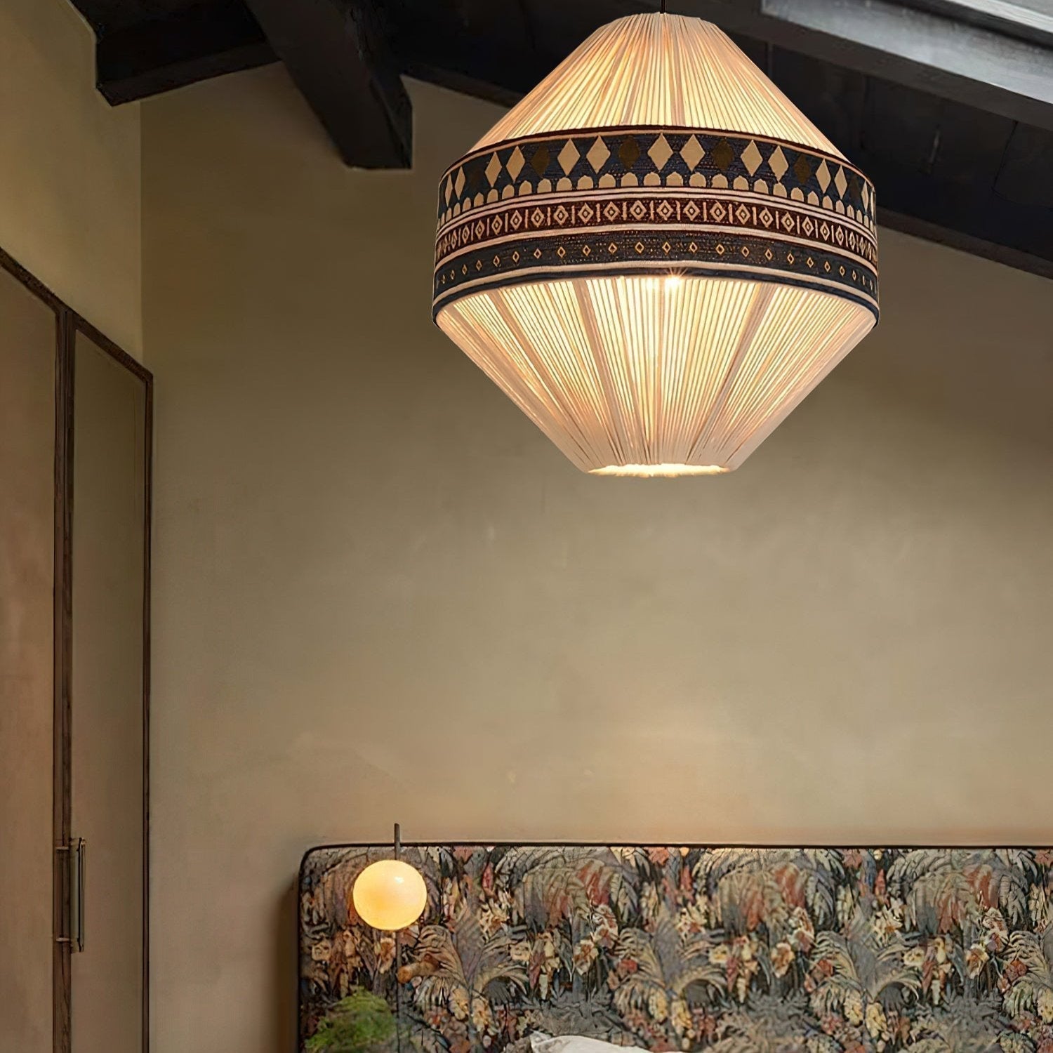 Závěsná lampa Astraea Boho s třásněmi a geometrickým vzorem | Lersk