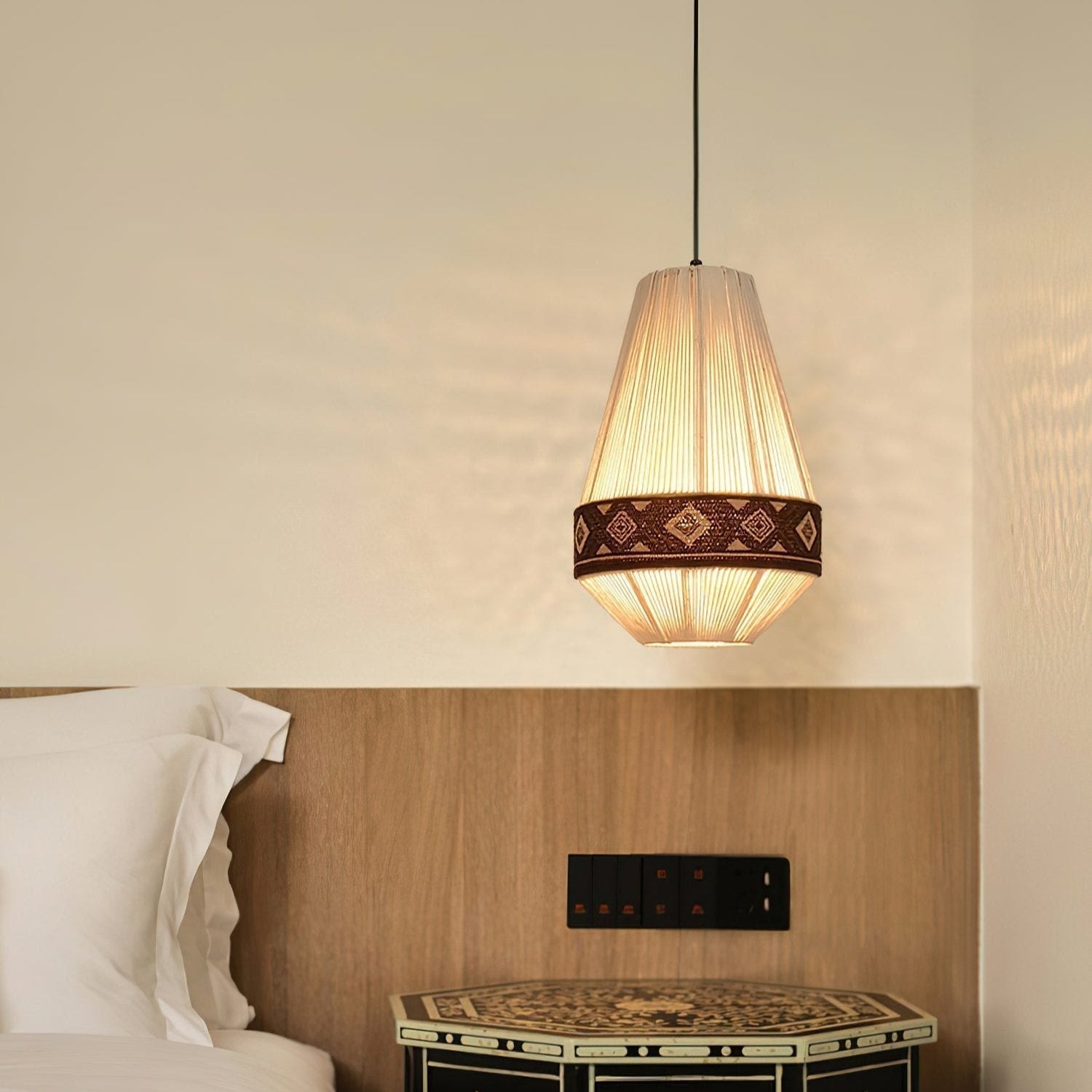 Závěsná lampa Astraea Boho s třásněmi a geometrickým vzorem | Lersk