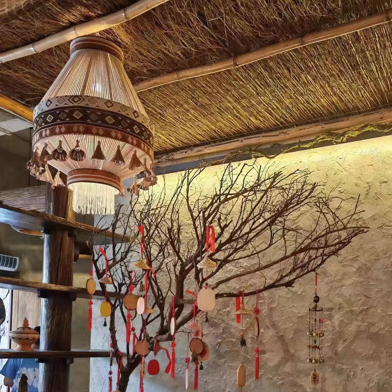 Závěsná lampa Astraea Boho s třásněmi a geometrickým vzorem | Lersk