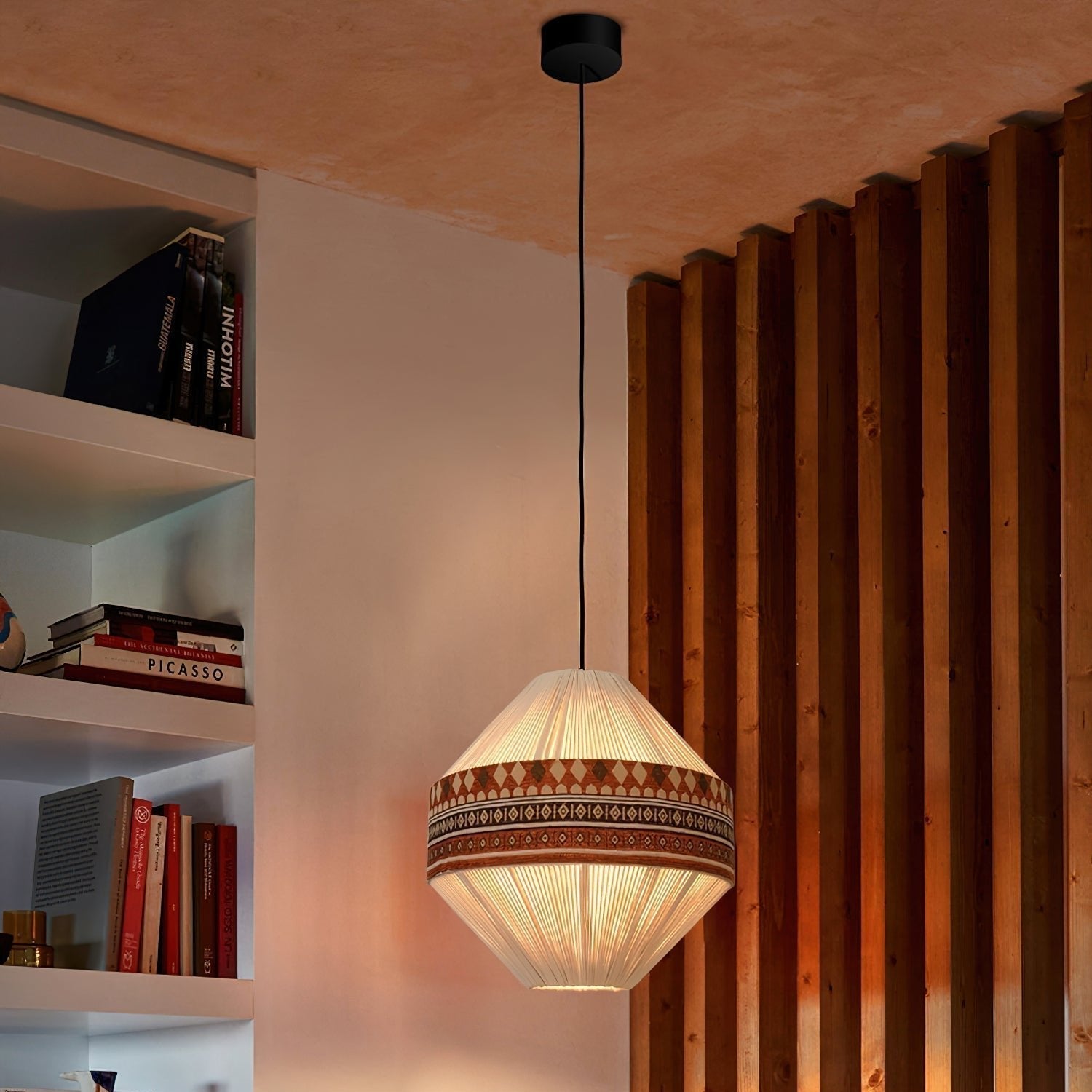 Závěsná lampa Astraea Boho s třásněmi a geometrickým vzorem | Lersk