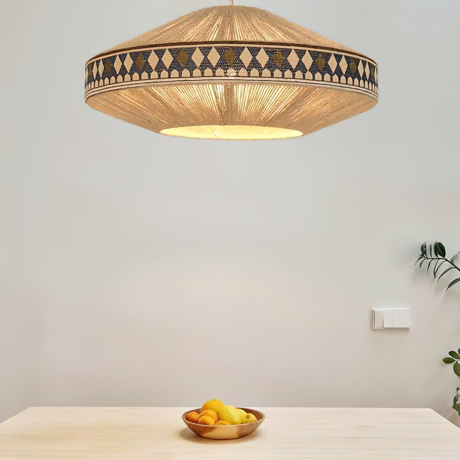 Závěsná lampa Astraea Boho s třásněmi a geometrickým vzorem | Lersk