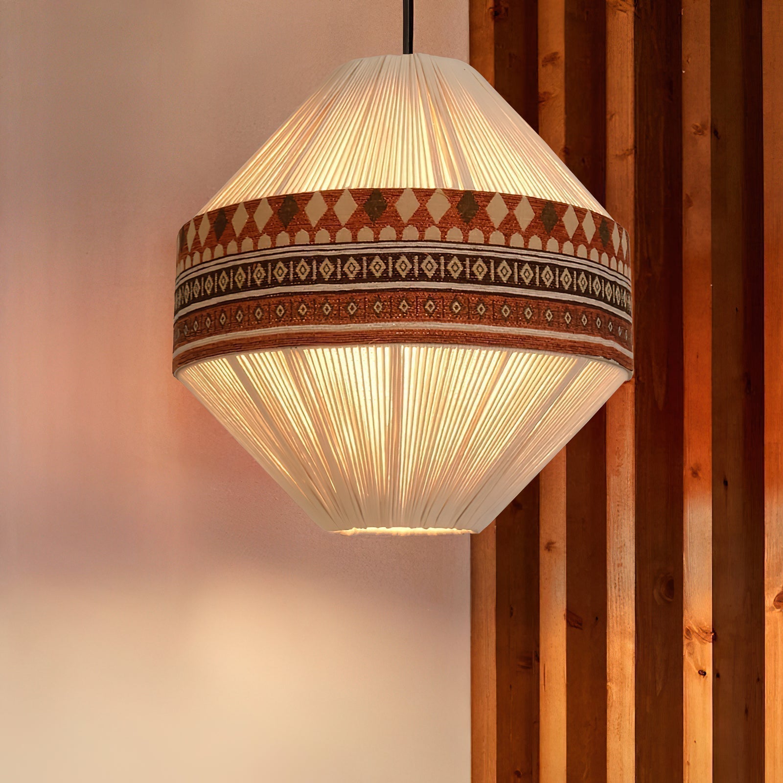 Závěsná lampa Astraea Boho s třásněmi a geometrickým vzorem | Lersk