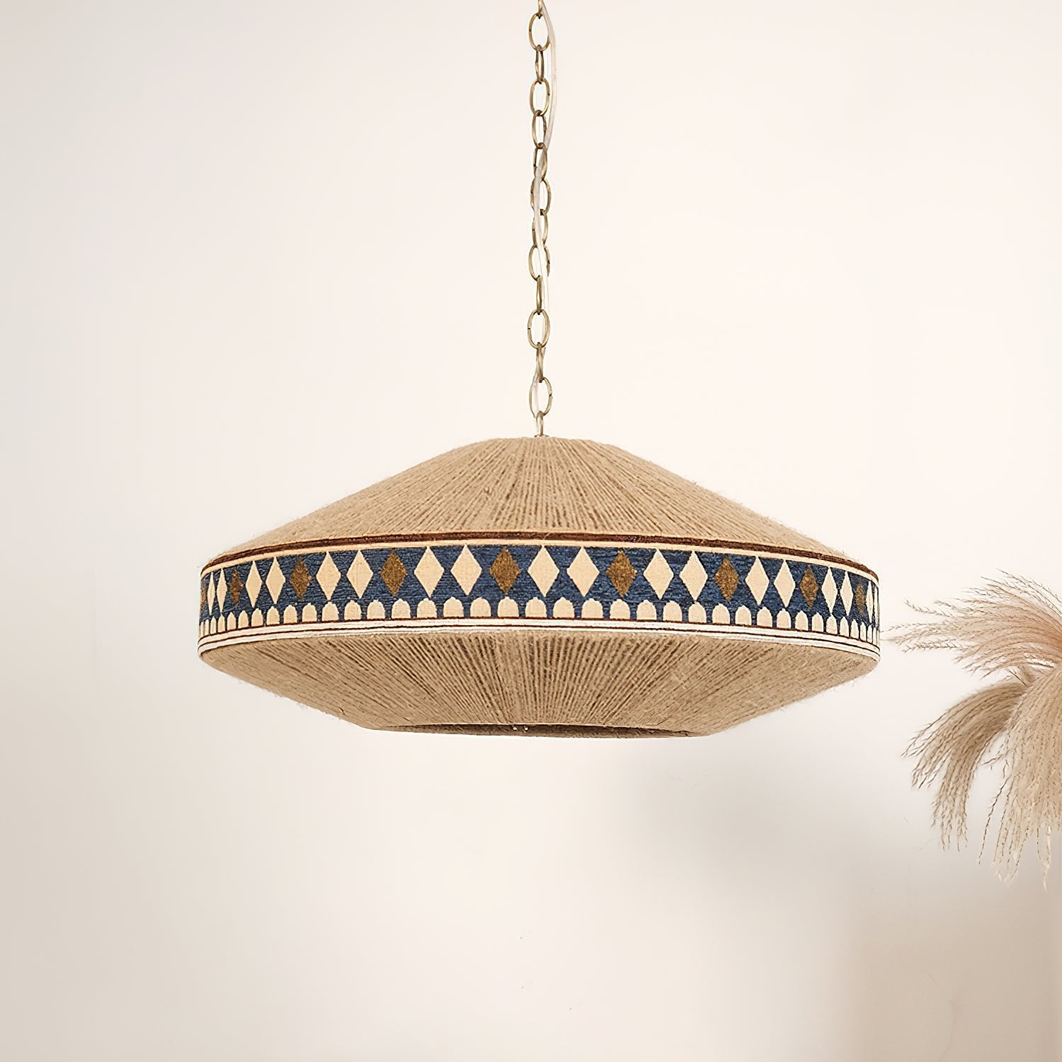 Závěsná lampa Astraea Boho s třásněmi a geometrickým vzorem | Lersk