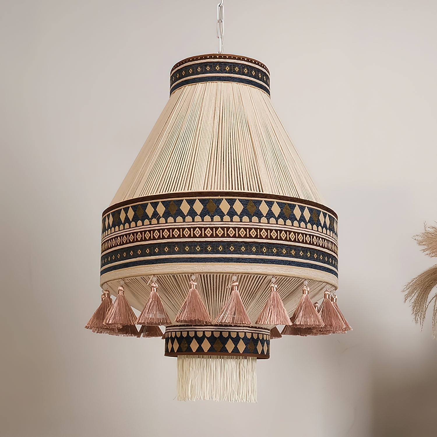 Závěsná lampa Astraea Boho s třásněmi a geometrickým vzorem | Lersk