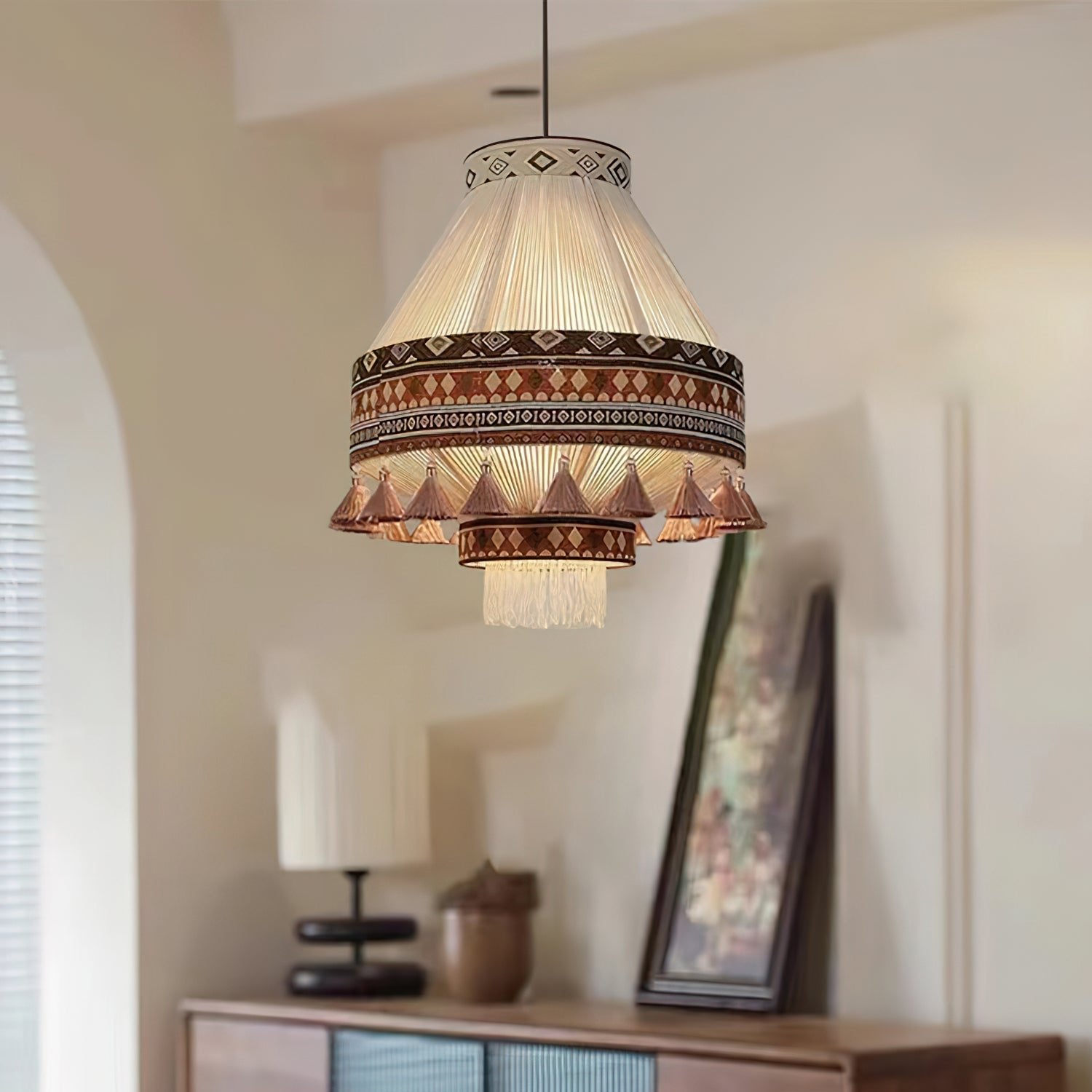 Závěsná lampa Astraea Boho s třásněmi a geometrickým vzorem | Lersk