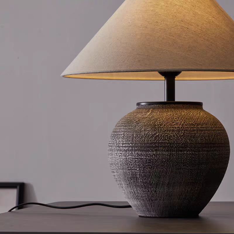 Moderne skulpturale Keramik-Tischlampe mit Stoffschirm | Lersk
