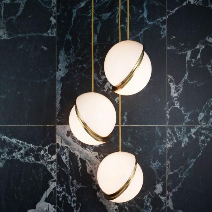 Lampe suspendue Lunara Halo en forme de lune, finition laiton acrylique | Lersk