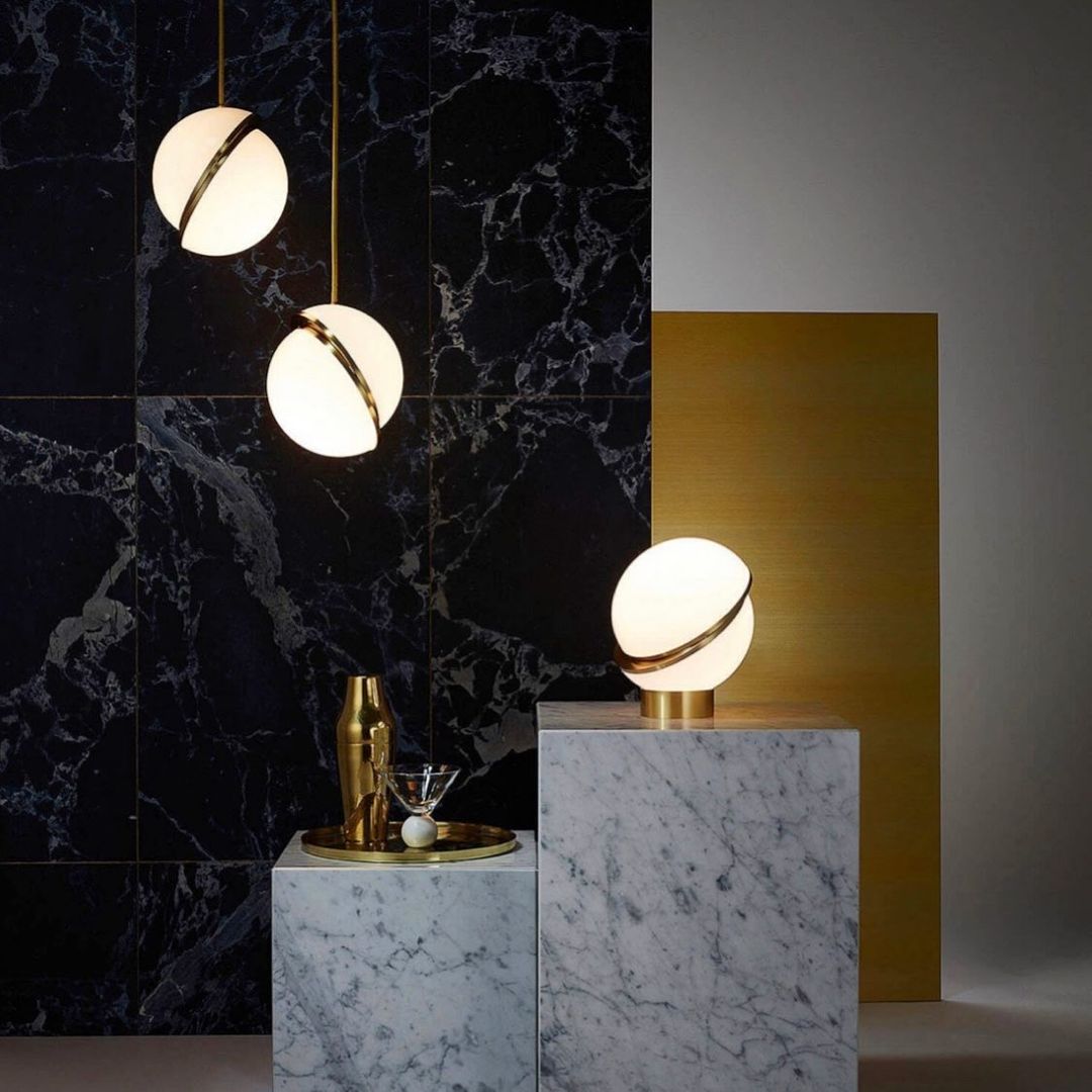 Lampe suspendue Lunara Halo en forme de lune, finition laiton acrylique | Lersk