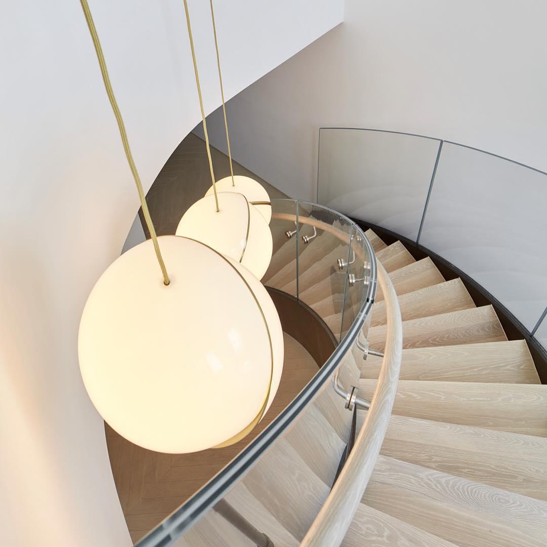 Lampe suspendue Lunara Halo en forme de lune, finition laiton acrylique | Lersk