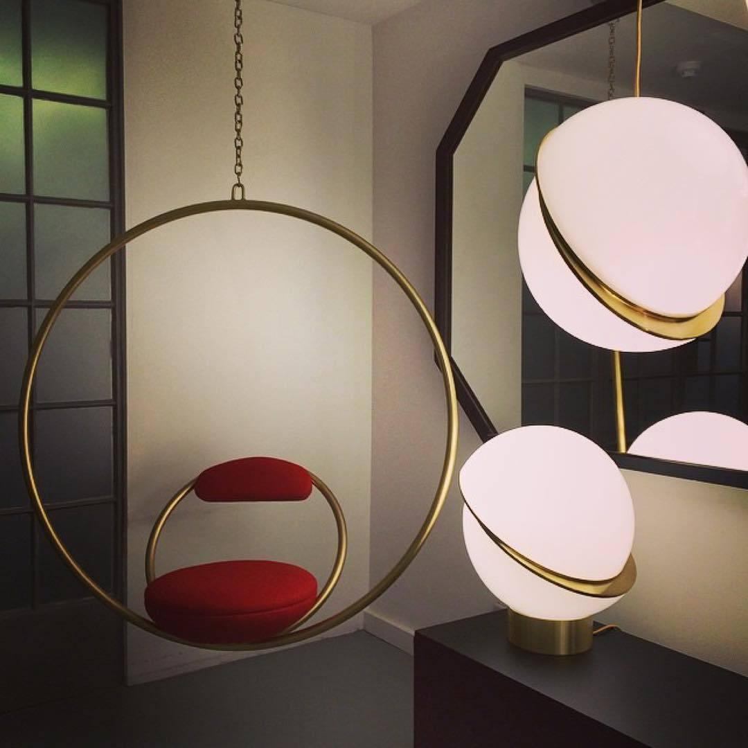 Lampe suspendue Lunara Halo en forme de lune, finition laiton acrylique | Lersk