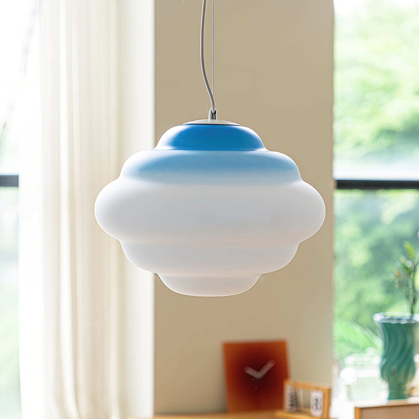 Závěsná lampa AuroraHue Gradient s matným sklem pro atmosféru | Lersk
