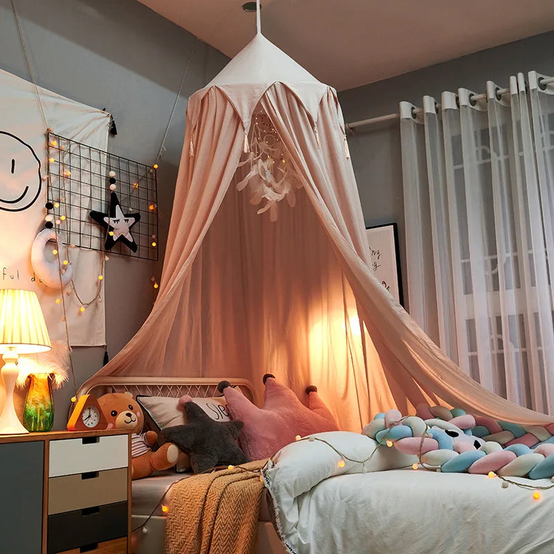 Baldaquin pour lit d'enfant LumaNest avec pompons en blanc, rose et gris | Lersk