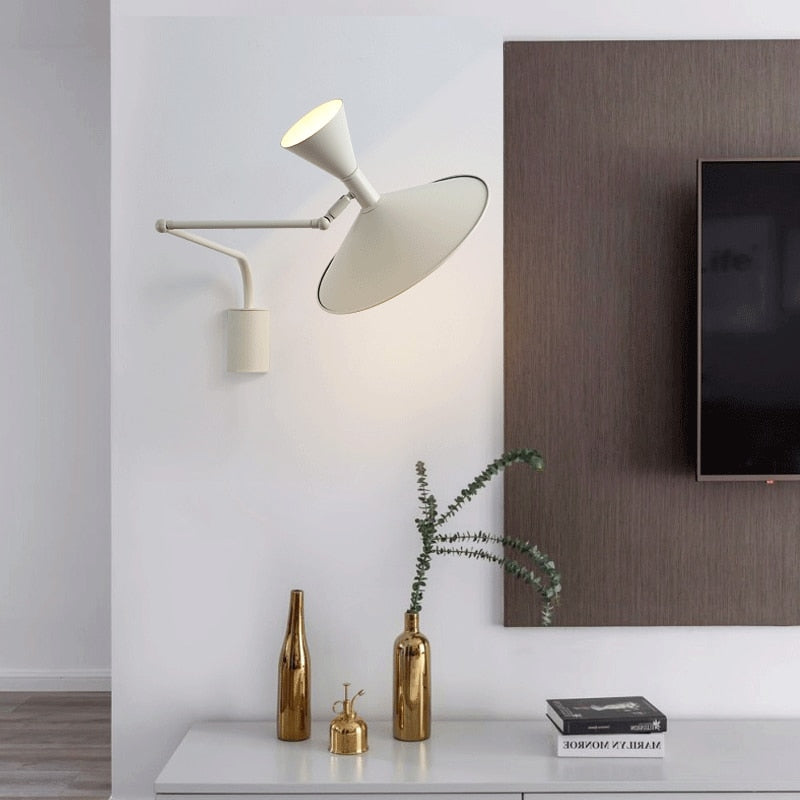 Lampada da parete NovaSwing con braccio oscillante e spina per decorazione camera da letto | Lersk