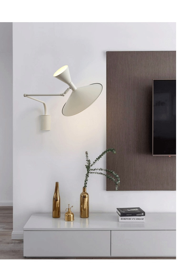 Lampada da parete NovaSwing con braccio oscillante e spina per decorazione camera da letto | Lersk