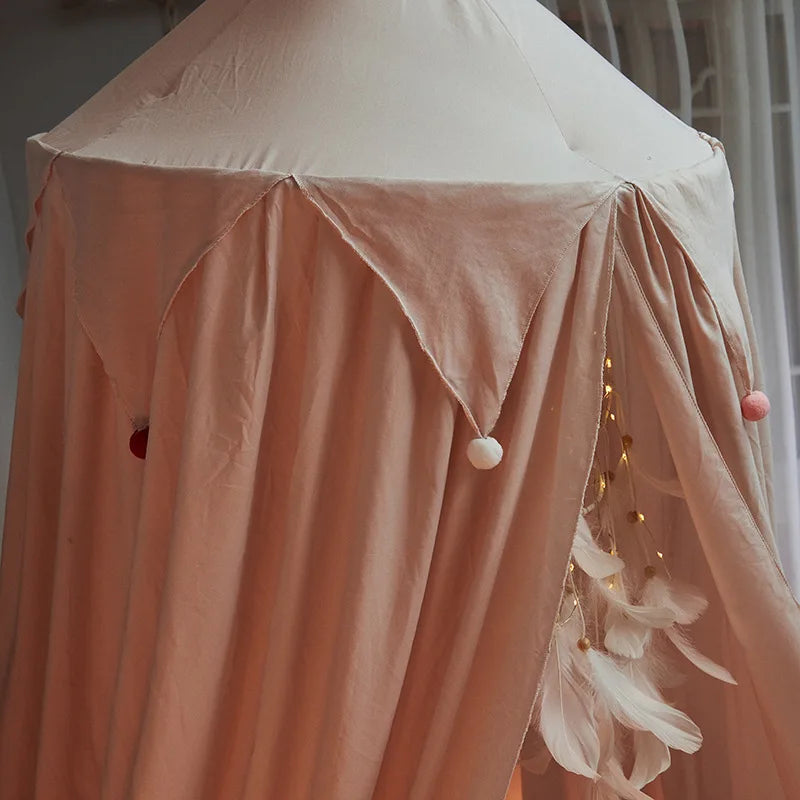 Baldaquin pour lit d'enfant LumaNest avec pompons en blanc, rose et gris | Lersk