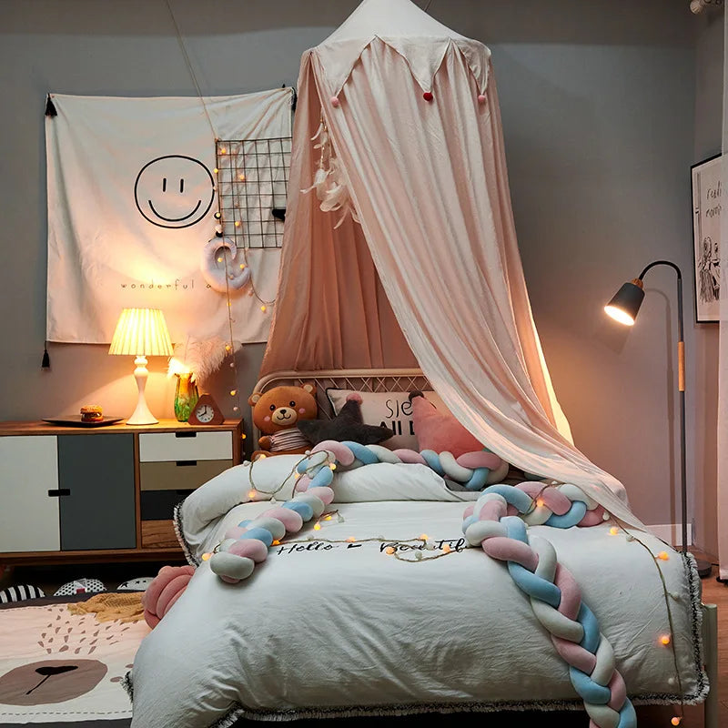 Baldaquin pour lit d'enfant LumaNest avec pompons en blanc, rose et gris | Lersk