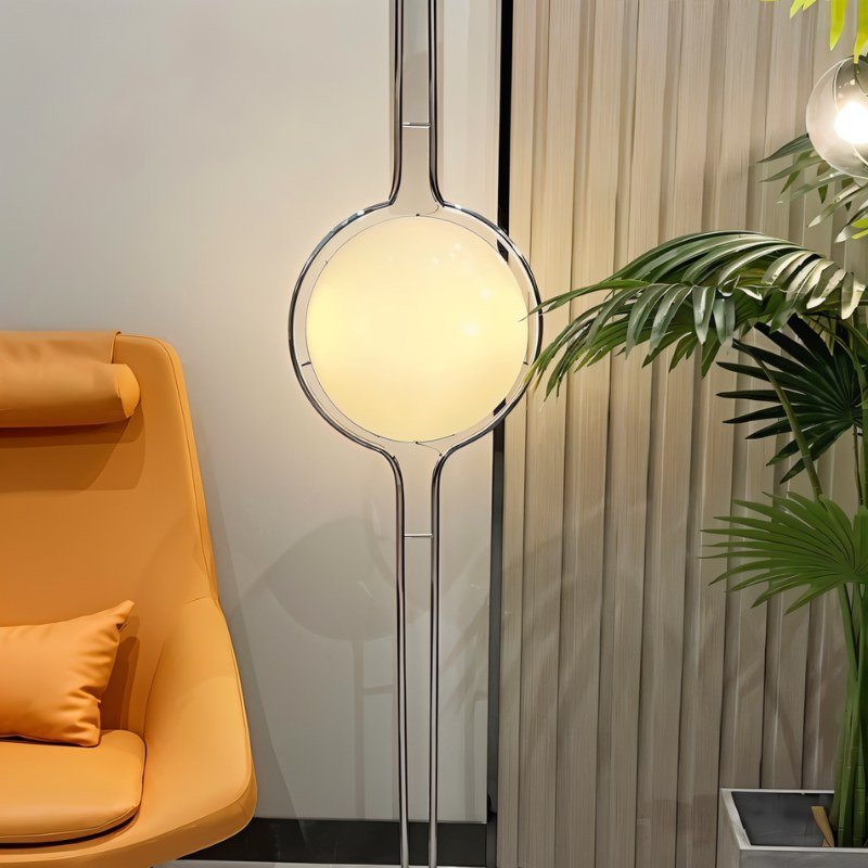 LumaCrest Gulv-til-loft-lampe med beige halvkugler og moderne metalramme | Lersk