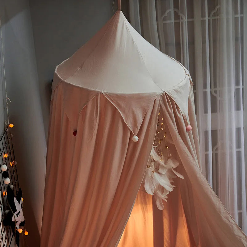 Baldaquin pour lit d'enfant LumaNest avec pompons en blanc, rose et gris | Lersk