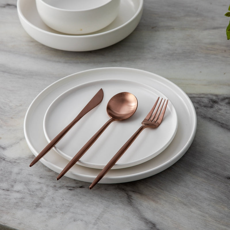 Minimalistická sada příborů pro moderní stolování s elegantními čistými liniemi | Lersk