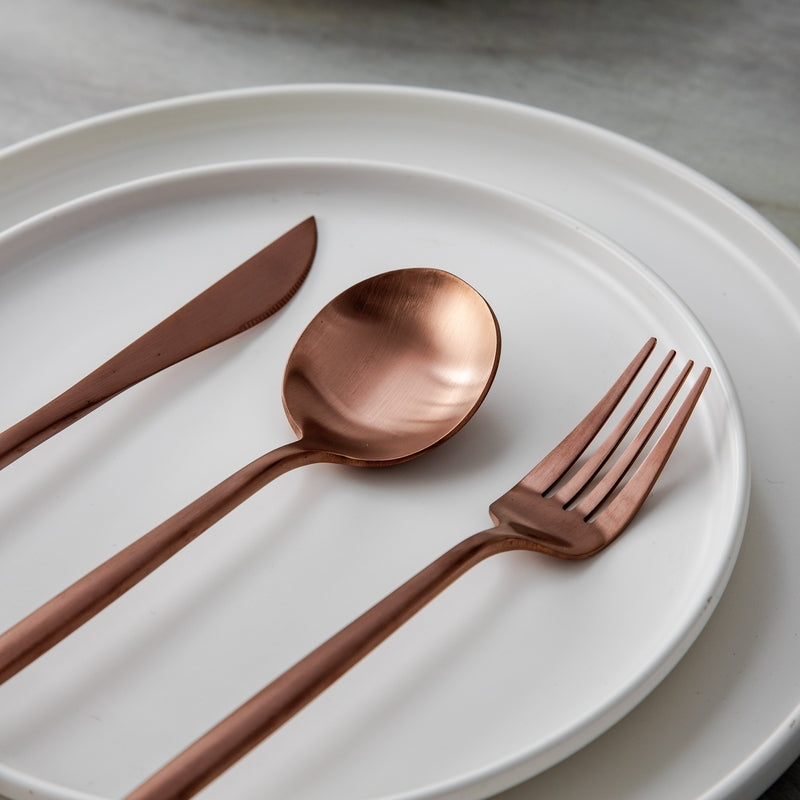 Minimalistická sada příborů pro moderní stolování s elegantními čistými liniemi | Lersk