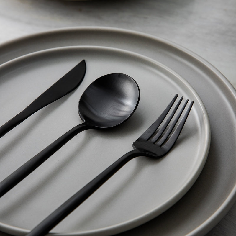 Minimalistická sada příborů pro moderní stolování s elegantními čistými liniemi | Lersk