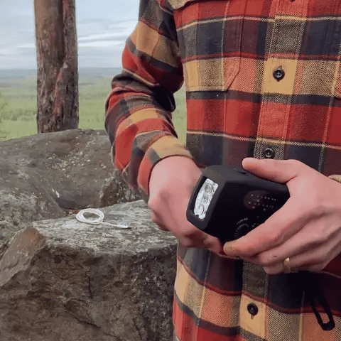 HavenLight Wind-Up Emergency Radio, AM/FM Plus Power Bank | Lersk