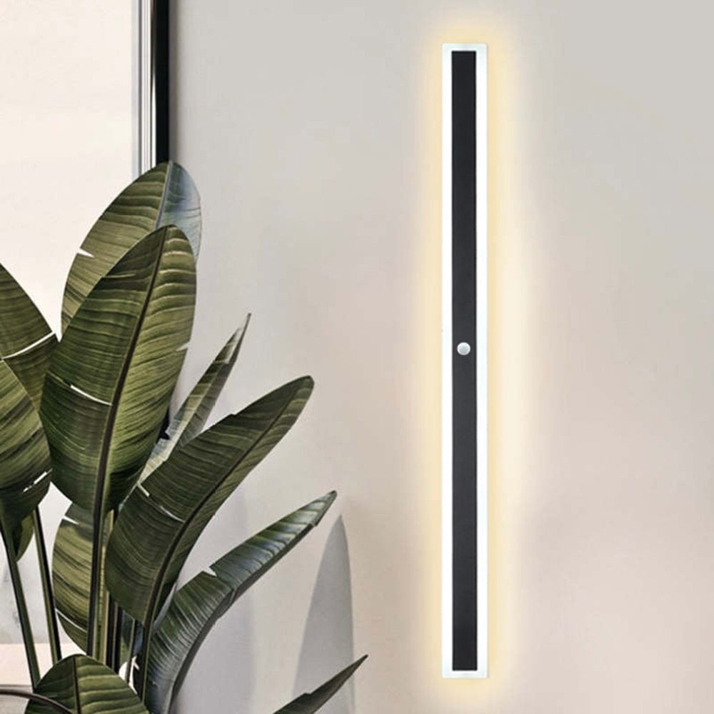 Frostline Linear Outdoor Wall Lamp with Acrylic Pane | Lersk