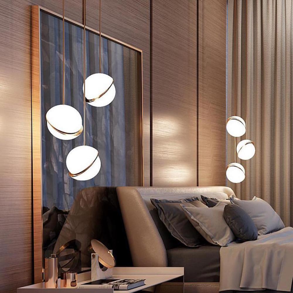 Lampe suspendue Lunara Halo en forme de lune, finition laiton acrylique | Lersk