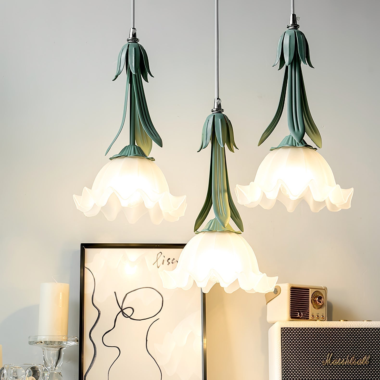 Závěsná lampa PetalGlow s květinovým motivem a jemným světlem | Lersk