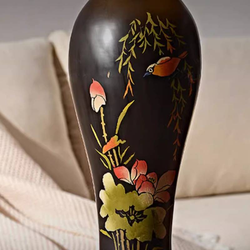 Dekorative hohe Tischlampe mit Keramikkörper und Blumenmotiv | Lersk