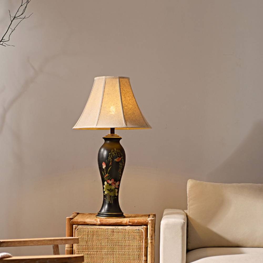 Dekorative hohe Tischlampe mit Keramikkörper und Blumenmotiv | Lersk