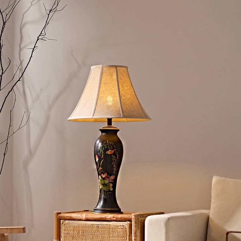 Dekorative hohe Tischlampe mit Keramikkörper und Blumenmotiv | Lersk