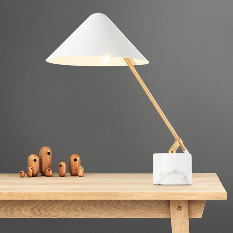 Elegant bordlampe med marmorbase Moderne skrivebordslampe i messing | Lersk