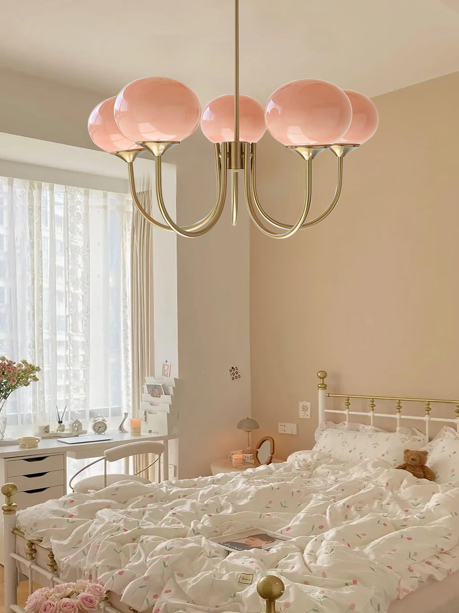 Żyrandol LED Lumara Marshmallow w złotym wykończeniu z różowymi kloszami ze szkła | Lersk