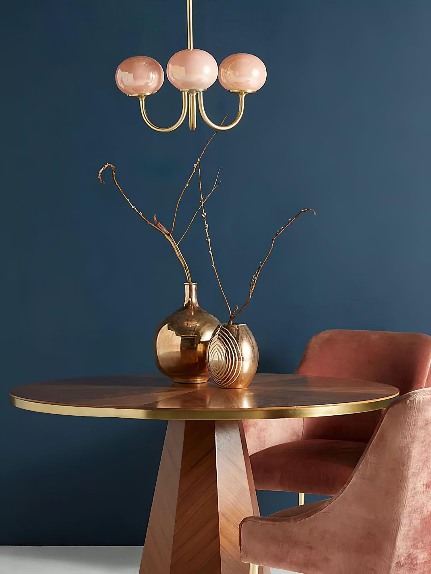 Żyrandol LED Lumara Marshmallow w złotym wykończeniu z różowymi kloszami ze szkła | Lersk