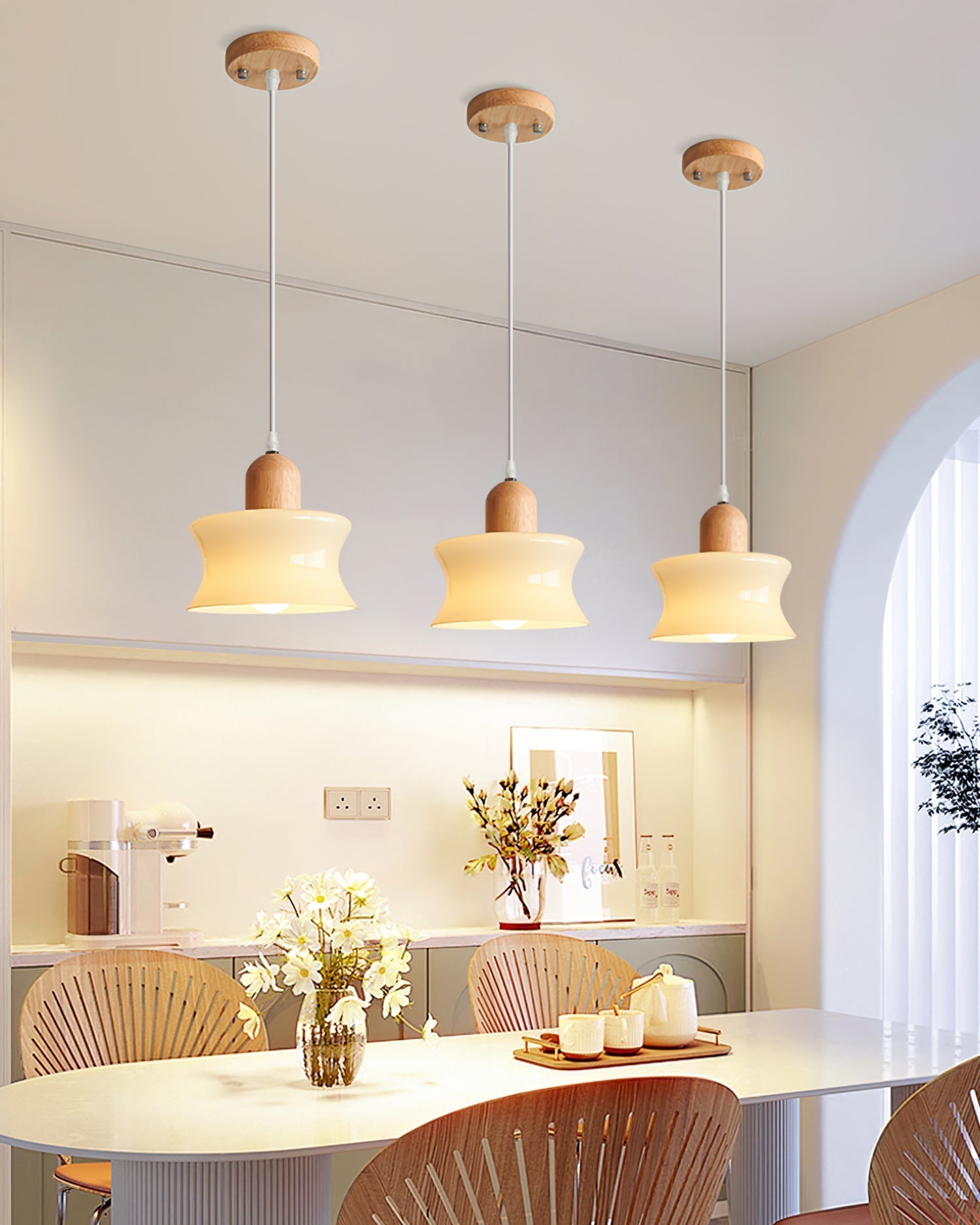 Závěsná skleněná lampa Mellow pro jídelní prostor | Lersk