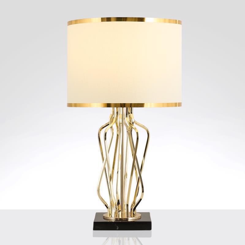 Zlatá luxusní stolní lampa pro moderní osvětlení u postele a obývacího pokoje | Lersk