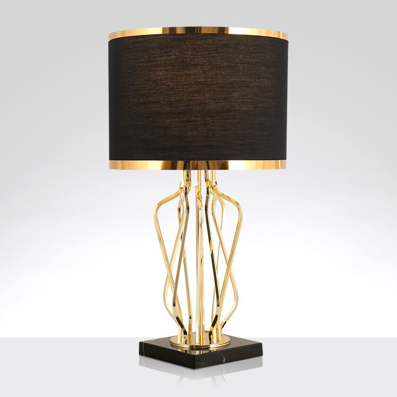 Zlatá luxusní stolní lampa pro moderní osvětlení u postele a obývacího pokoje | Lersk