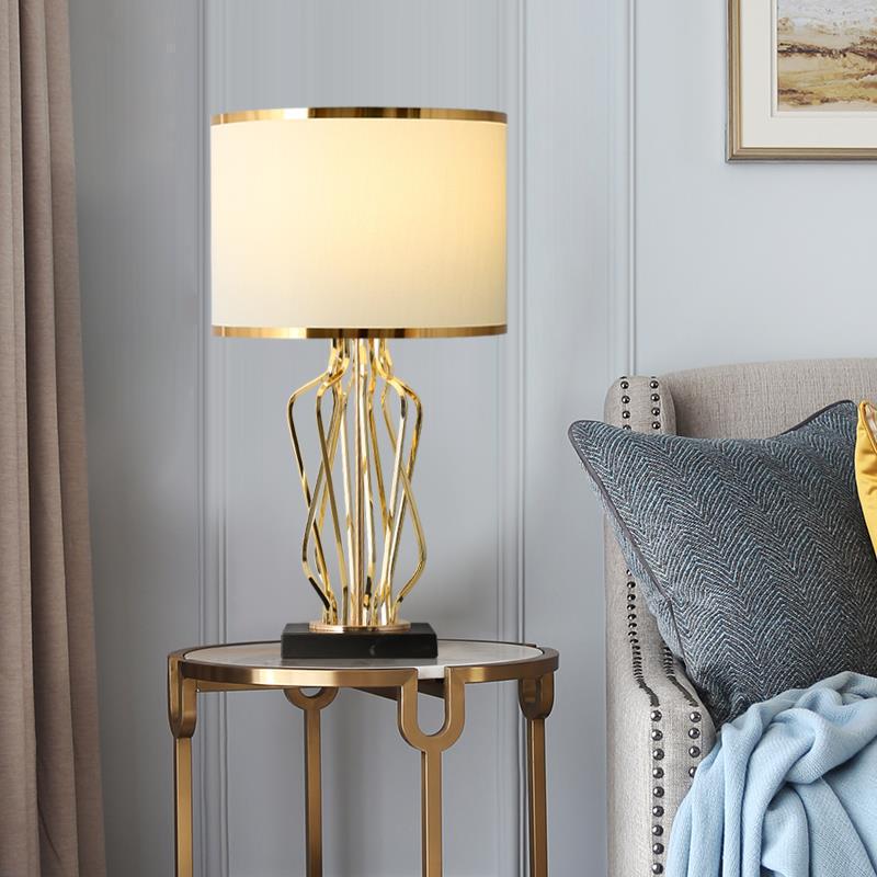Zlatá luxusní stolní lampa pro moderní osvětlení u postele a obývacího pokoje | Lersk