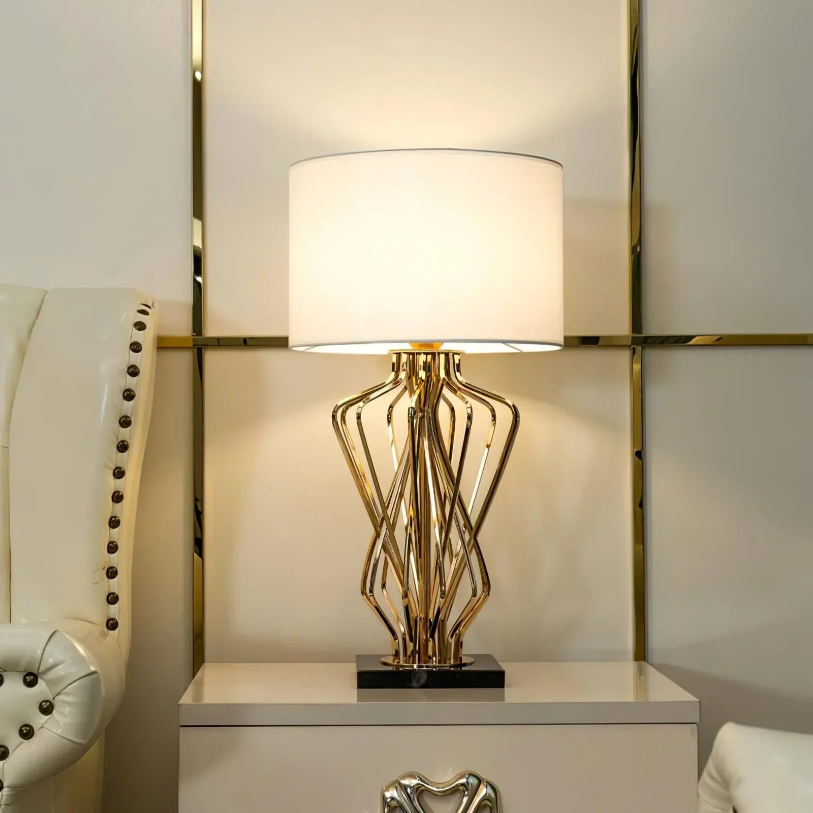Zlatá luxusní stolní lampa pro moderní osvětlení u postele a obývacího pokoje | Lersk