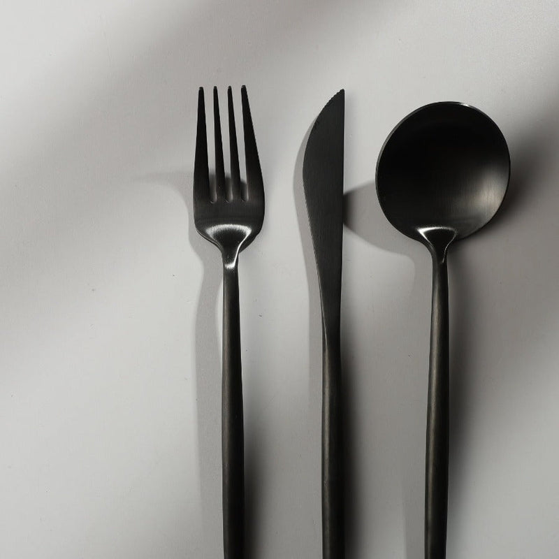 Minimalistická sada příborů pro moderní stolování s elegantními čistými liniemi | Lersk