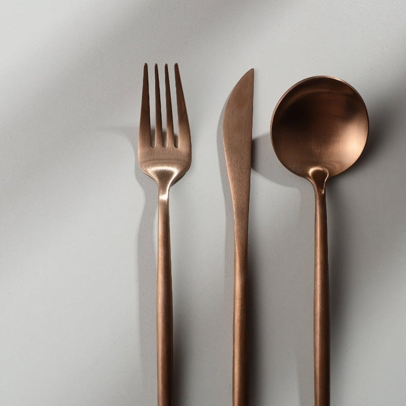Minimalistická sada příborů pro moderní stolování s elegantními čistými liniemi | Lersk
