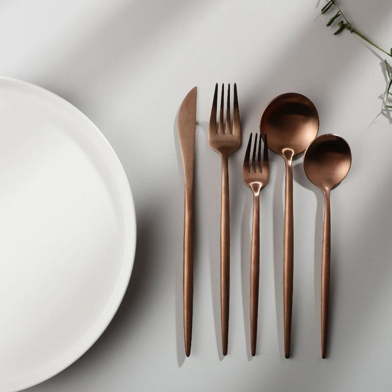 Minimalistická sada příborů pro moderní stolování s elegantními čistými liniemi | Lersk