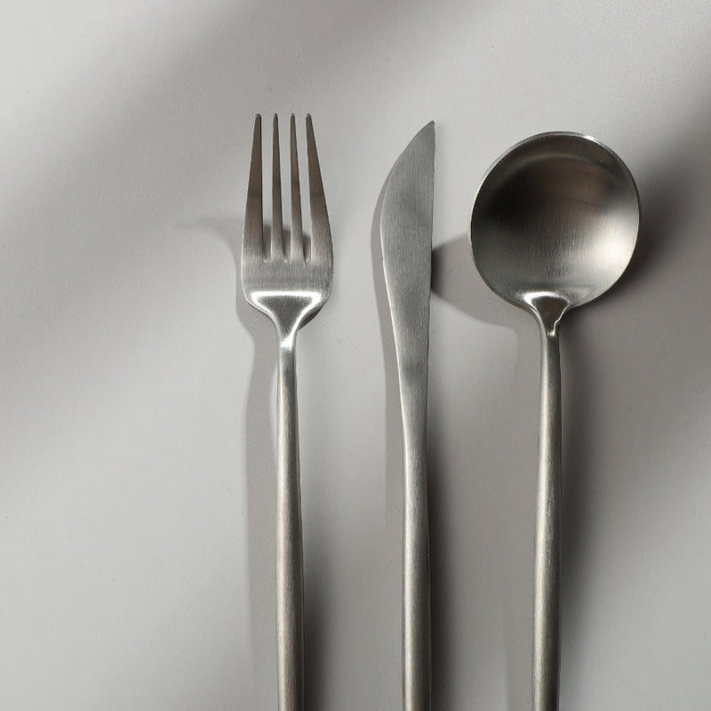 Minimalistická sada příborů pro moderní stolování s elegantními čistými liniemi | Lersk
