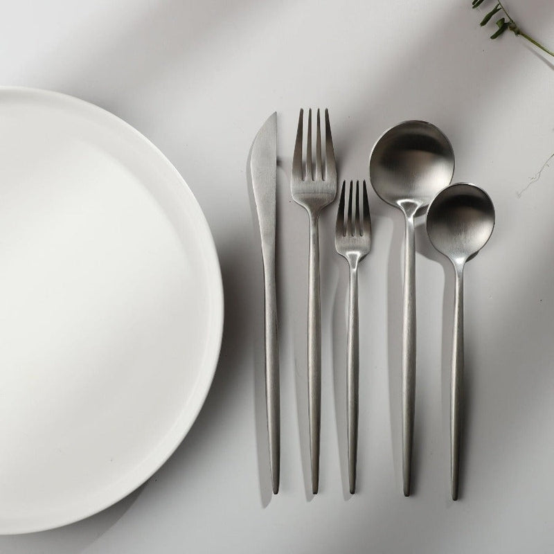 Minimalistická sada příborů pro moderní stolování s elegantními čistými liniemi | Lersk
