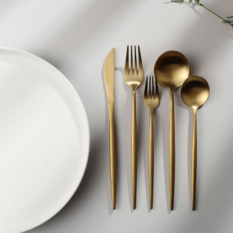 Minimalistická sada příborů pro moderní stolování s elegantními čistými liniemi | Lersk